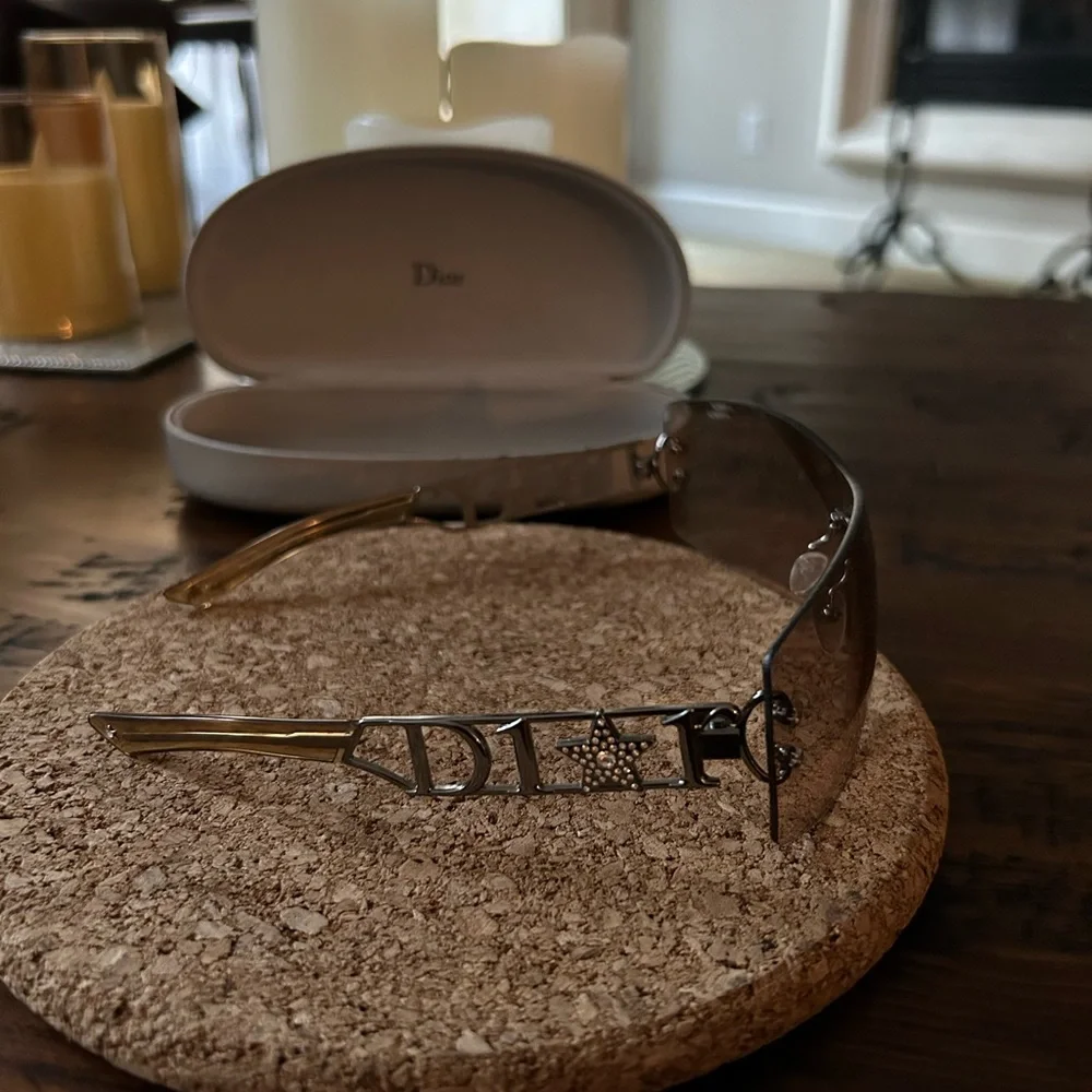 Dior women’s “Diorlywood” sunglasses. - Picture 4 of 5